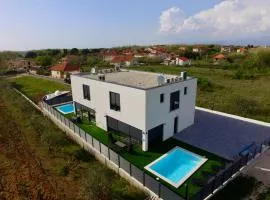 Villa T