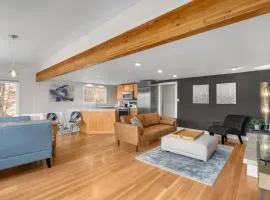 Gorgeous Beach! Lakefront with large Wooden Deck