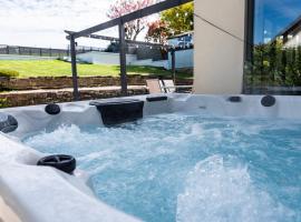Stalybridge Sanctuary - Luxe Hot Tub Retreat, hotel a Stalybridge