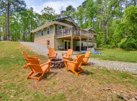 Waterfront Townville Home with Hot Tub and Dock!, hotel a Townville