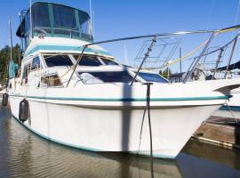 Sleep Aboard 36ft Yacht in Anacortes Marina, khách sạn ở Anacortes