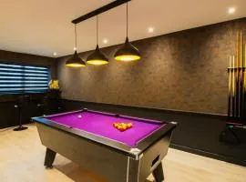 Richmond Cottage - Brand New 4BR Holiday Home, just 3 minutes from the beach with Pool Table and Free Parking