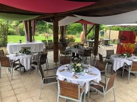 Au Feu De Bois, hotel v destinaci La Celle-sous-Gouzon