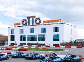 Otto Hotel-Restaurant, vie&scaron;butis su vietomis automobiliams mieste Rivnė