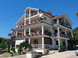 Savo Apartments: Tivat şehrinde bir otel
