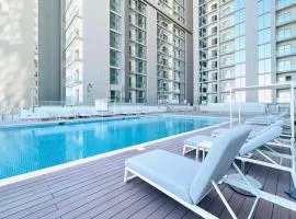 Private room of a residential tower for 1 lady pool & downtown view & parking minimum staying of 3 nights