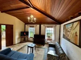 Casa Rústica - 3 vagas de garagem - Pet Friendly com vista para Serra de São José - até 8 hóspedes
