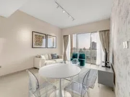 Skyline View, Stay High Rise Luxury next to Burj
