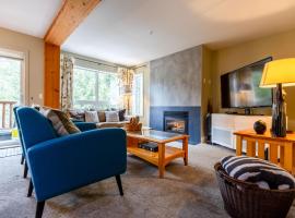 Ski In & 15 Minute Walk to the Lifts Hot Tub AC Pet Friendly, hotel i Fernie