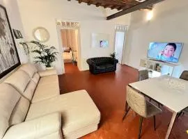 Centro Storico steps from Duomo and Signoria 2 Bdrs 5 P