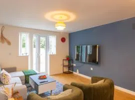 The Vogue Stay, 3 Bedrooms, 2 bathrooms, Ideal for JR & Oxford Hospitals, FREE CarPark, Conveniently located for Ring Road access, 2 miles from Oxford City Centre easy car & bus route