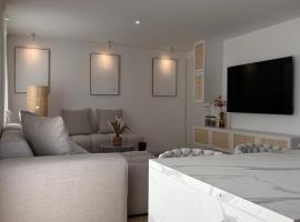 Appart 'COSY avec Piscine Chauffée Privée, hotel in Salon-de-Provence