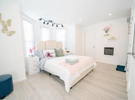 Modern 5BR DC Home Free Parking Steps from Metro Family-Friendly، فندق مع موقف سيارات في واشنطن