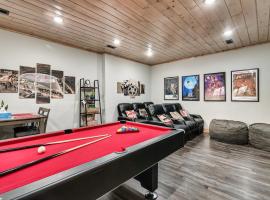 New Luxury Vacation Home Cabin in Smoky Gatlinburg - Theater Room, hotel in Gatlinburg