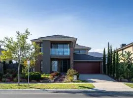 Lux Clyde North Super Spacious Retreat