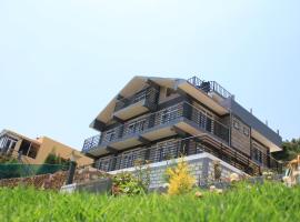 Orchid Villa, hotel in Jāmb