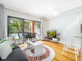 Comfy 2-bedroom 2-balcony apartment Close to CBD, Train and Metro easy reach