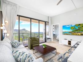 Newly Renovated Ocean & Diamond Head Views Condo with Parking, hotel i Honolulu