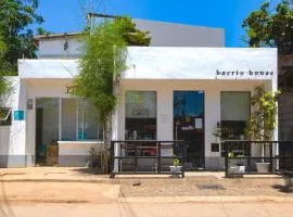 Hometel Barrio House Mactan、マクタンにあるマクタン・セブ国際空港 - CEBの周辺ホテル