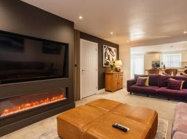 Luxe Detached 3 Bed Luxe House on Exclusive Private Estate Close to Coast Free Hot Tub Sleeps 6 Private Parking for 2 Cars, hotel v destinaci Newlyn