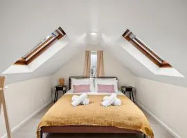Spacious 6 Bed House in Waterlooville Portsmouth by Amber Stays, Perfect for Long Term Stays, Sleeps 14