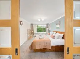 Spacious 6 Bed House in Waterlooville Portsmouth by Amber Stays, Perfect for Long Term Stays, Sleeps 14
