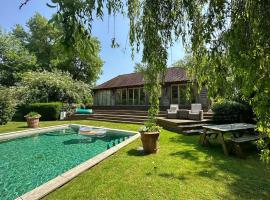 Pool House at Mill Cottage, hotel v destinaci Goring