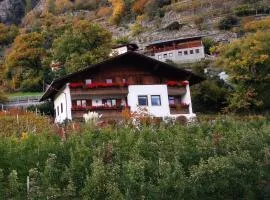Garni Schuster