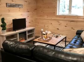 A-Frame Cabin Rental Set Alongside Sebago Lake on Frye Island, Maine, ξενοδοχείο σε Frye Island