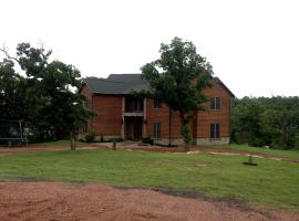 Spacious and Secluded Luxury Rental Overlooking a Glittering Private Lake in Konawa, Oklahoma, hotel em Ada
