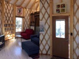 Spacious Yurt with Hot Tub for the Ideal Blue Ridge Parkway Getaway, hotel a Fancy Gap
