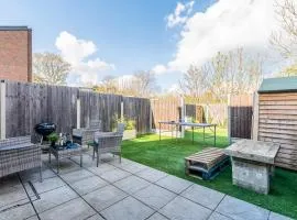 Parking, Yard, BBQ, Chic Apartment Near Wembley