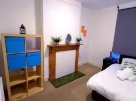 Spacious House- Parking Garden & Central Location