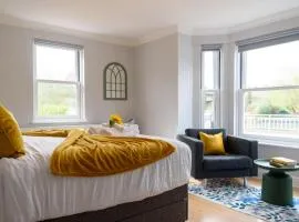 Cambridge 6-Bedroom Riverside Home with Free Parking