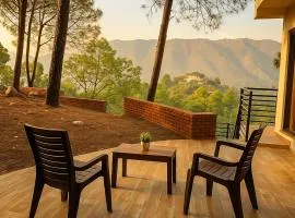 Atulya Casa Scenic ! 2BHK With Private Lawn ! Mountain View ! Roof Top Restaurant ! Kasauli