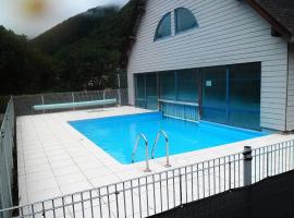 Bel appartement au bord du lac à Arreau, 40 m² avec piscine, готель у місті Арро
