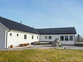 5 Bedroom Beautiful Home In Kverva, hotel com estacionamento em Kverva