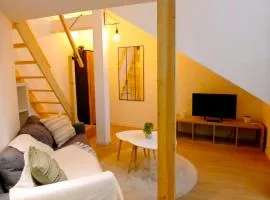 studio en mezzanine, métro et rue centrale mais calme