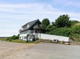 2 Bedroom Stunning Home In Øster Assels