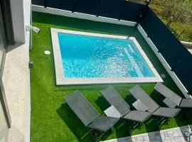 Villa V, POOL VIEW ROOM WITH FRENCH BALCONY, PRIVATE BATHROOM, SHARED KITCHEN, LIVING ROOM AND GARDEN WITH HEATED POOL, Privlaka, Zadar