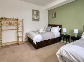 Cosy Home ,Pets Welcome, Sleeps 8,Parking