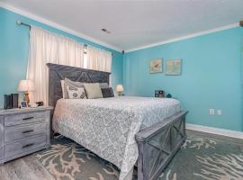 First floor, Little River Condo with Pool 3 miles from beach，位于利特尔里弗的乡村别墅