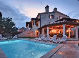 Villa Dino i Karla, a spacious and beautiful Villa in a calm village