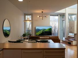 Architectural townhouse with sauna and patio, hotell Helsingis