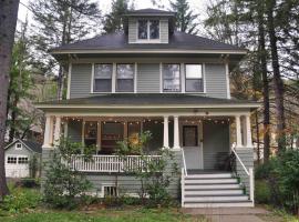 Private Hot Tub - 3 bedroom Village Home, ξενοδοχείο με υδρομασάζ σε Fleischmanns