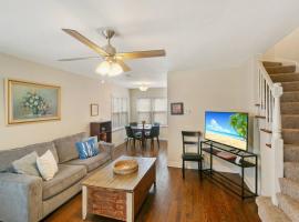 Downtown Libertyville Duplex Near Naval Base、リバティビルのホテル