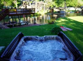 531) Massive lakefront home with HOT TUB, ξενοδοχείο σε Mabank