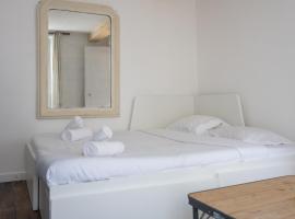 Bright and Cosy studio apartment in Republique Paris, pousada em Paris
