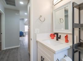 Stylish Simi Valley Corporate Ideal Remote Work with Jacuzzi, hotel v destinaci Simi Valley