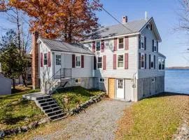Spacious Lakeside Retreat 4-Bedroom Game Room